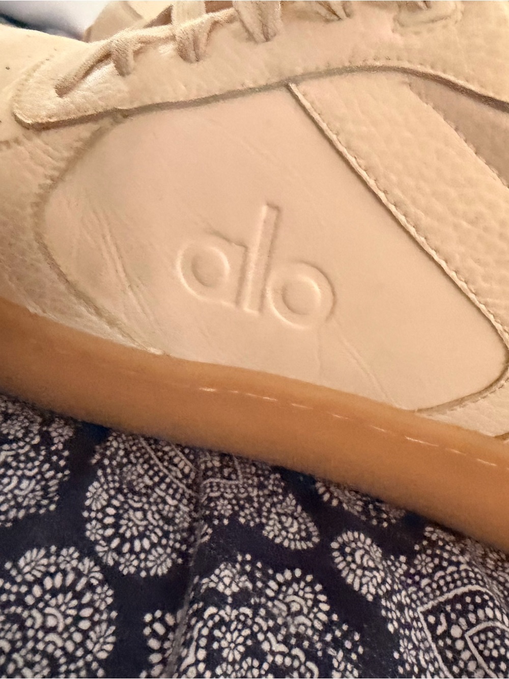 ALO Yoga Men's Athletic Shoes Beige with Gum Sole